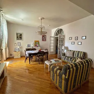 https://crystal-house.it-romehotels.com